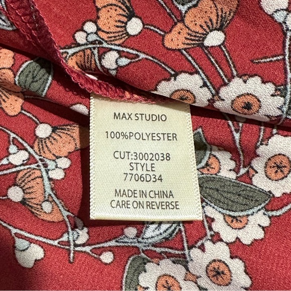 Max studio || Woman’s floral Top size small - Picture 6 of 6